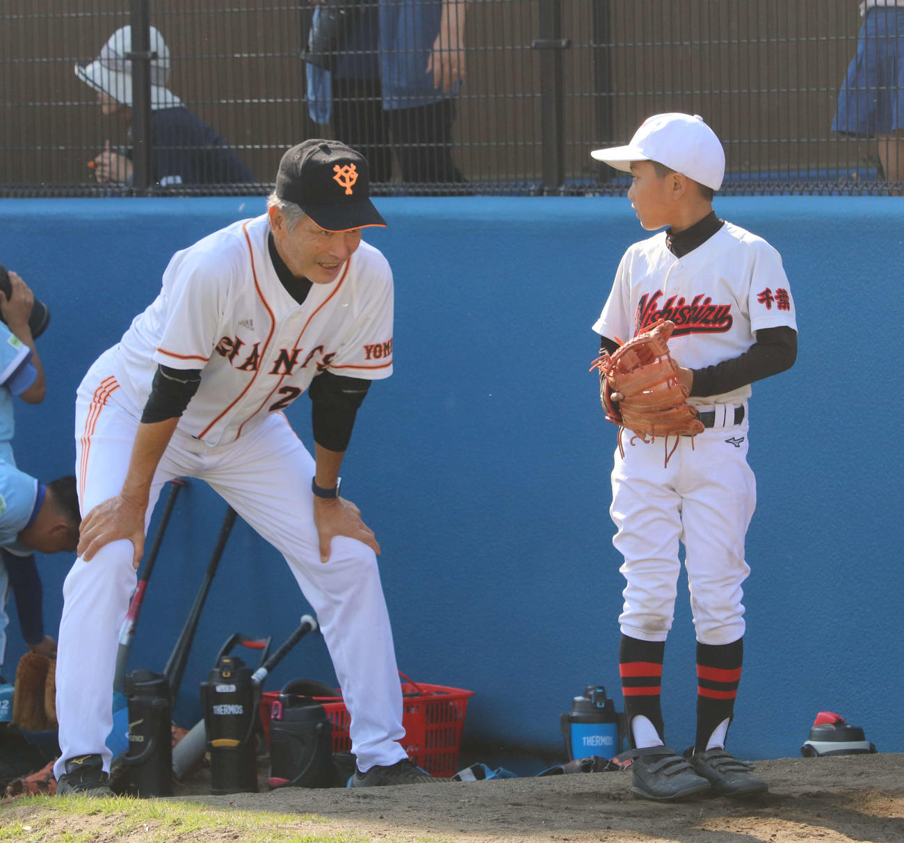 長嶋茂雄少年野球教室で野球少年に指導する巨人OBの定岡氏（左）（撮影・小早川宗一郎）