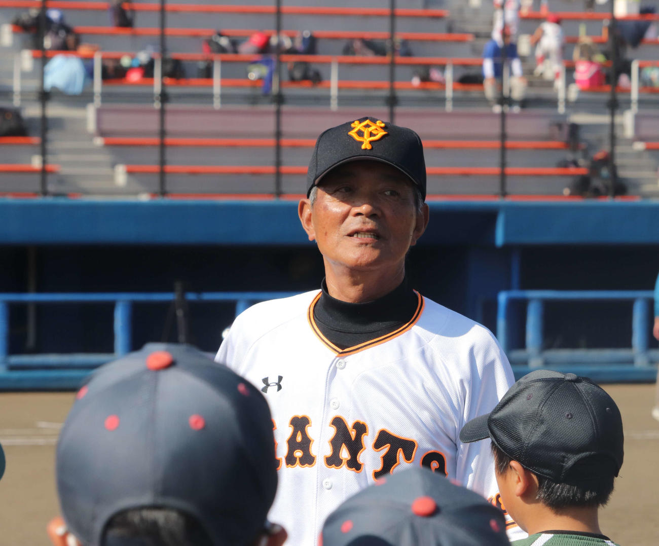 長嶋茂雄少年野球教室で野球少年に指導する巨人OBの河埜氏（撮影・小早川宗一郎）