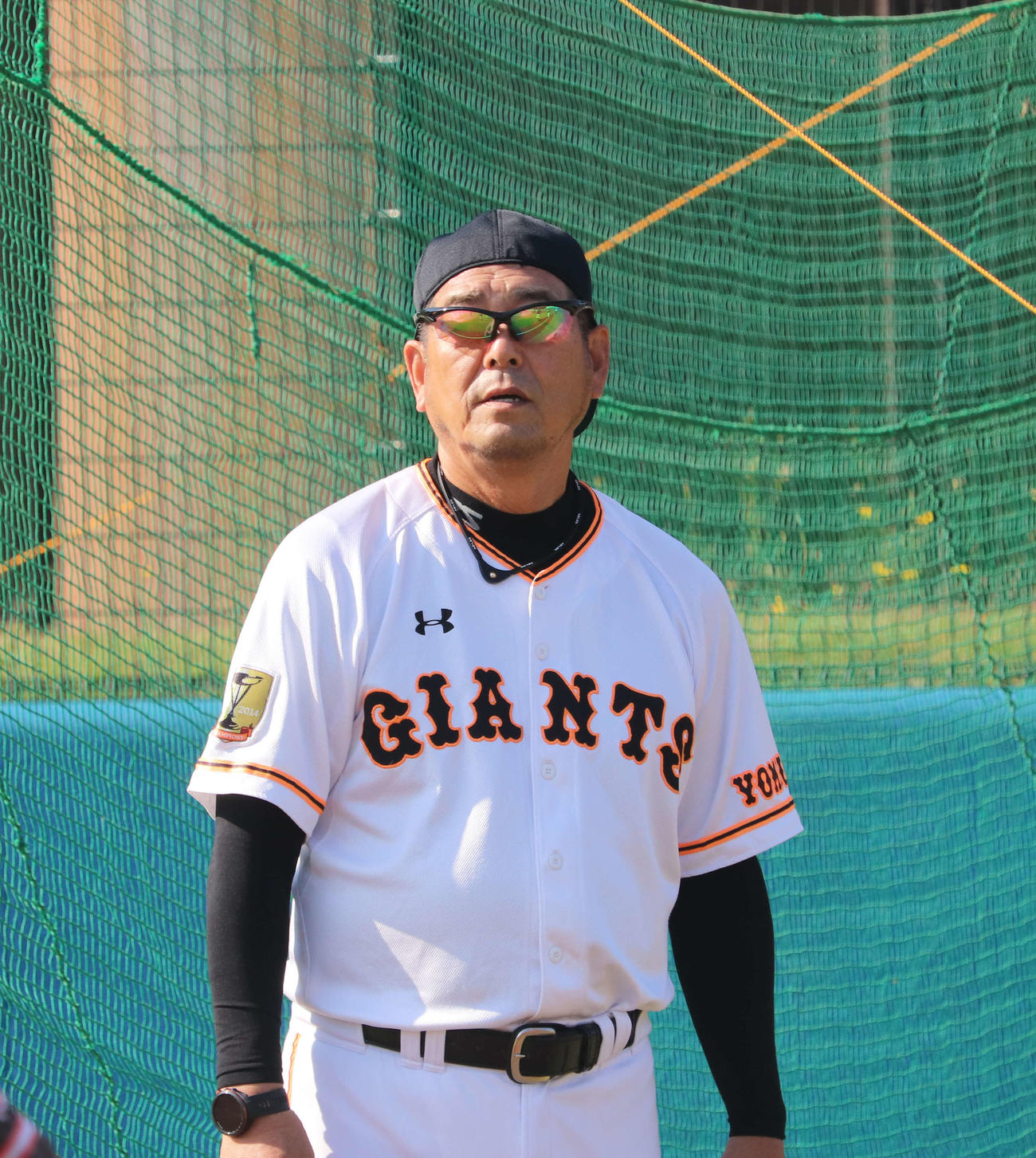 長嶋茂雄少年野球教室で野球少年に指導する巨人OBの角氏（撮影・小早川宗一郎）