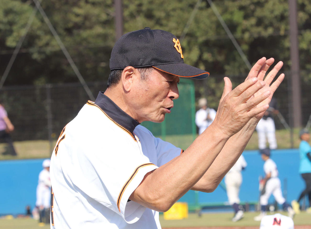 長嶋茂雄少年野球教室で野球少年に指導する巨人OBの中畑氏（撮影・小早川宗一郎）