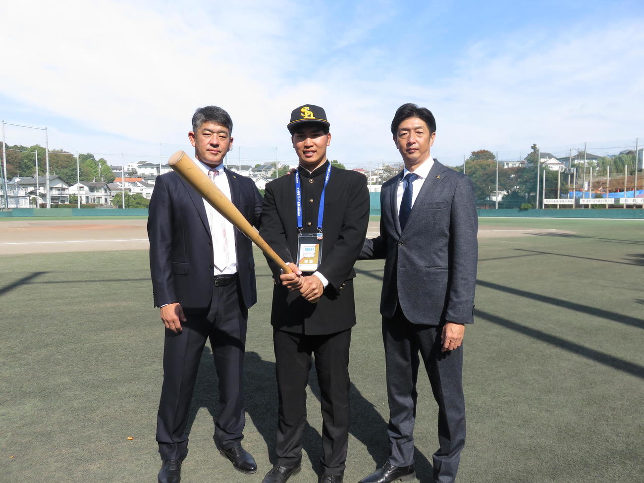 ソフトバンクの福山龍太郎スカウトチーフ（左）と松本輝スカウト（右）から指名あいさつを受けた慶大・広瀬内野手。打球速度が170キロを超えるアマ球界屈指の打者