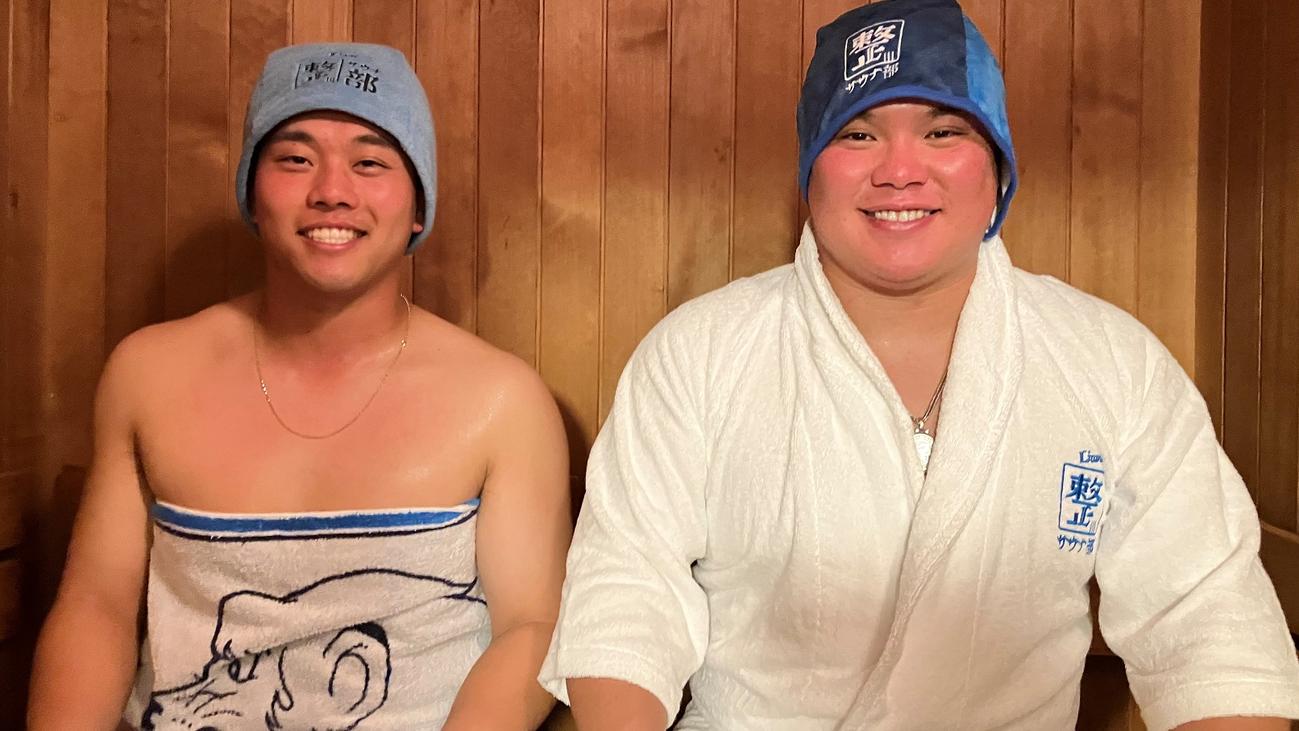 西武サウナ部の渡部健人部長（右）と蛭間拓哉部員（写真は球団提供）