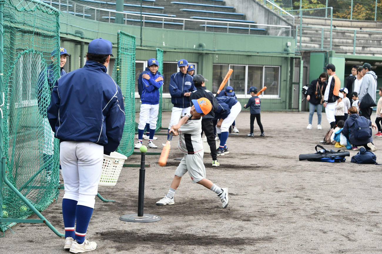 ティー打撃など全種目のサポートを高校野球部員が担当