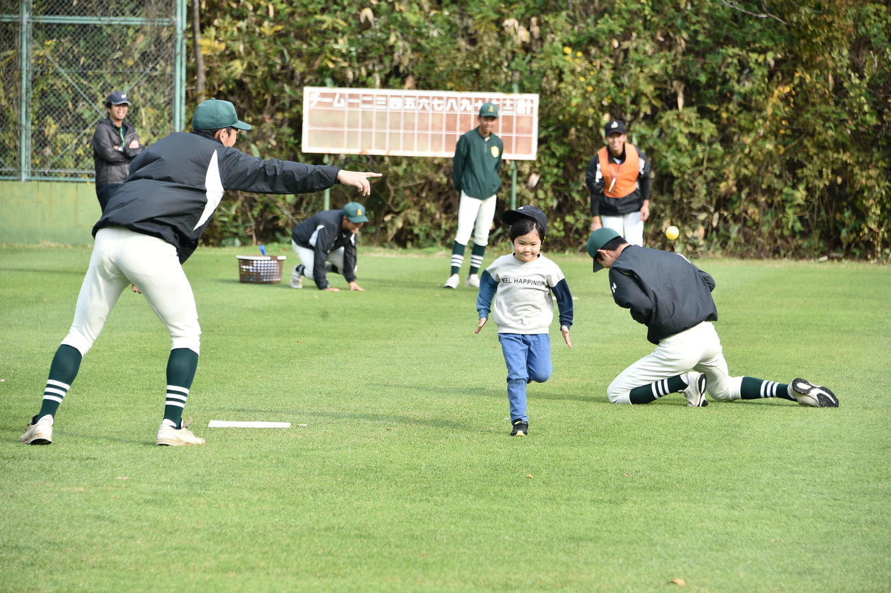 芝生の上で行われたカラーボール野球では子どもたちが全力疾走