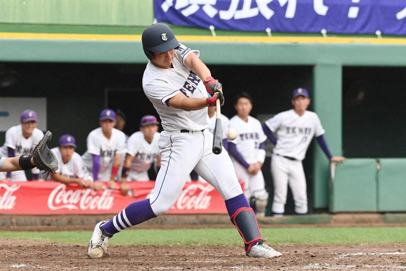 天理大対関大　5回表天理大2死一、二塁、近藤は中越え二塁打を放つ（撮影・滝沢美穂子）