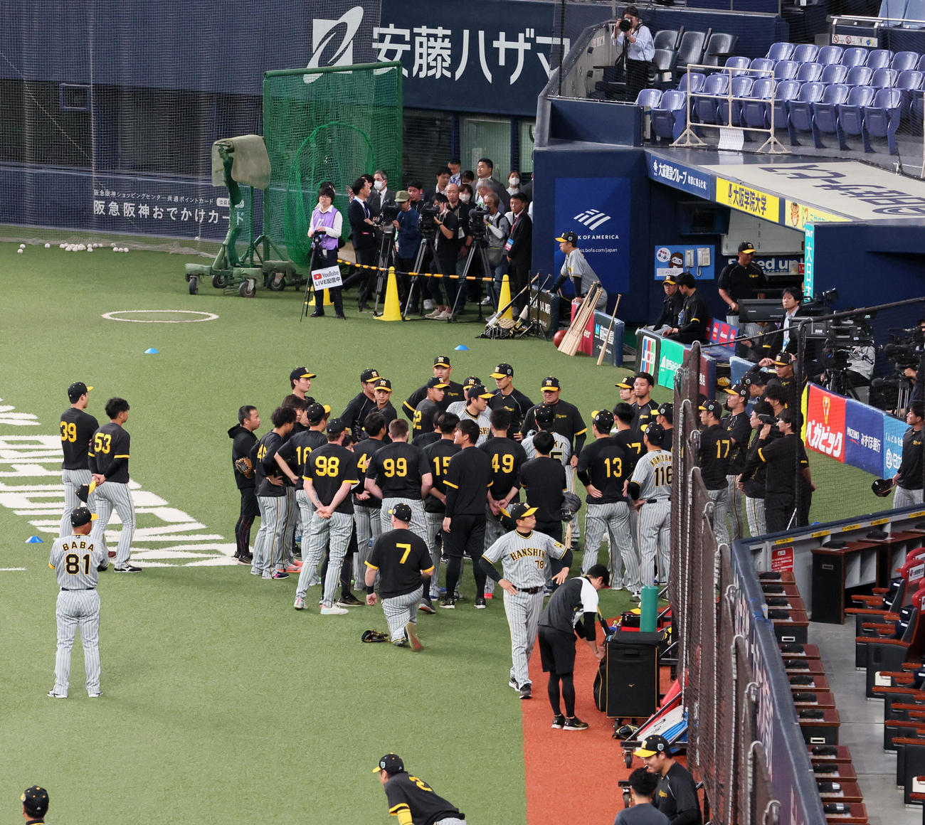 オリックス対阪神　練習開始前円陣を組む阪神ナイン（撮影・加藤哉）
