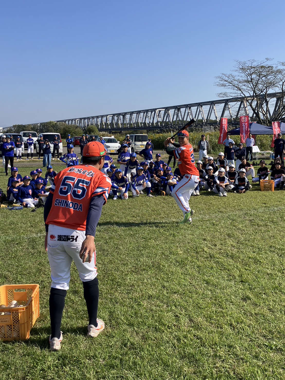 ヤクルトのドラフト5位指名の伊藤（右）が子どもたちに打撃を披露（オイシックス新潟アルビレックスBC提供）
