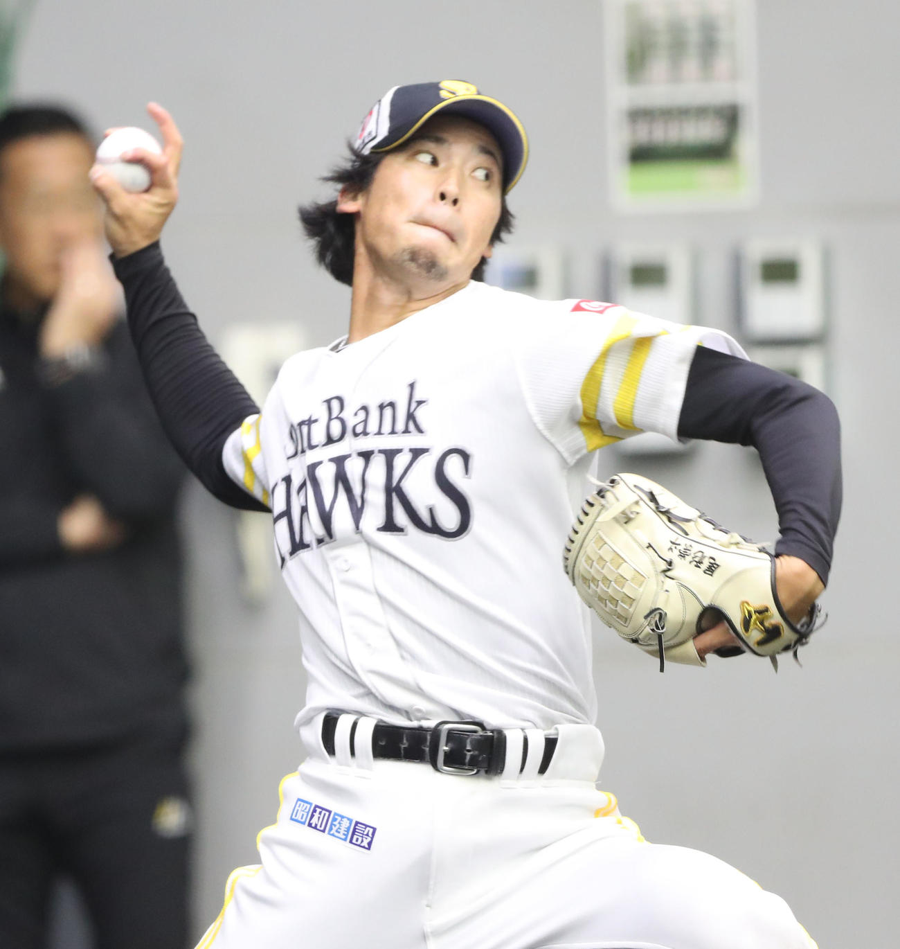 ブルペンに入った尾形は力強く投げ込む（撮影・梅根麻紀）