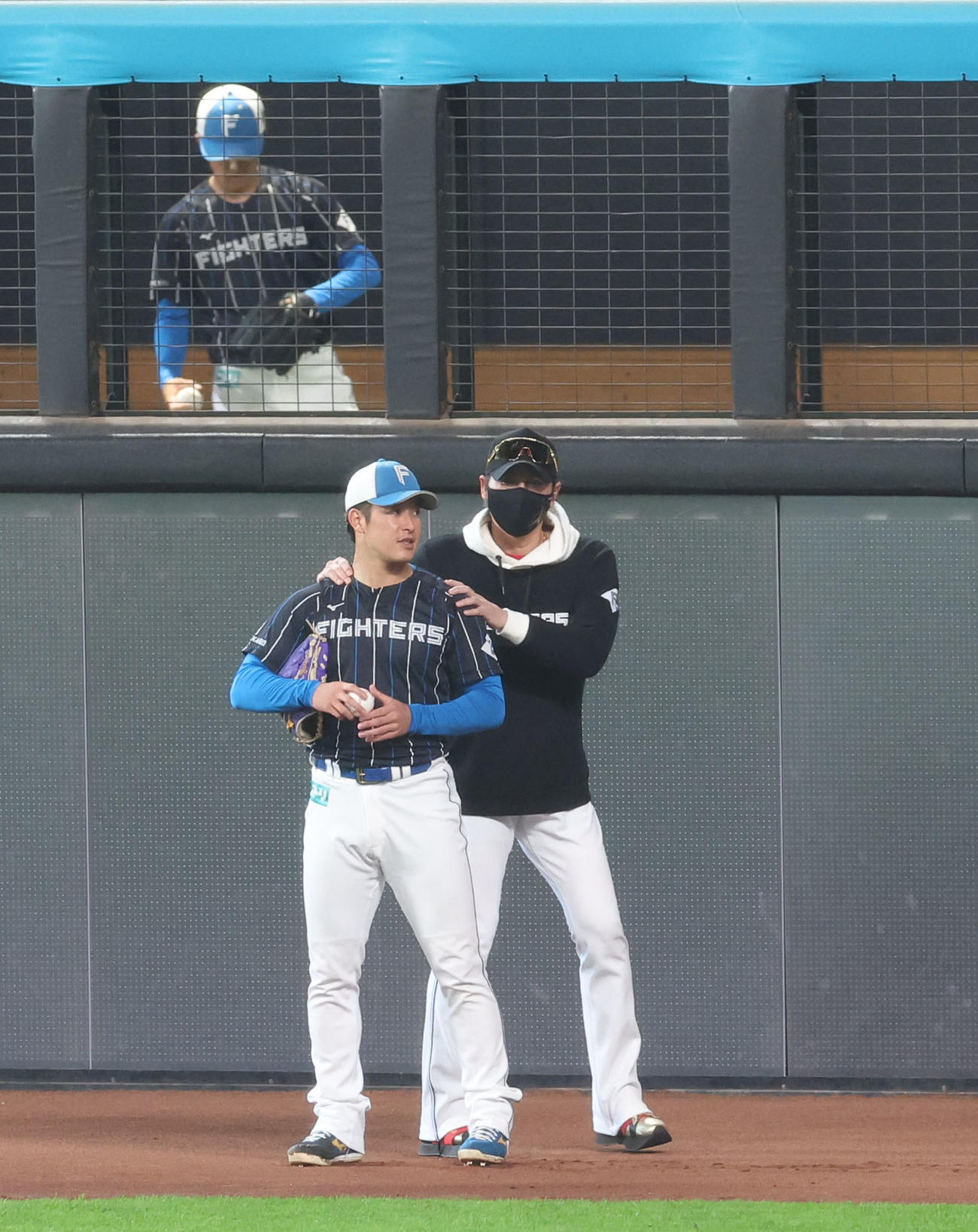 日本ハム吉田輝星（左）に声をかける新庄監督（撮影・佐藤翔太）