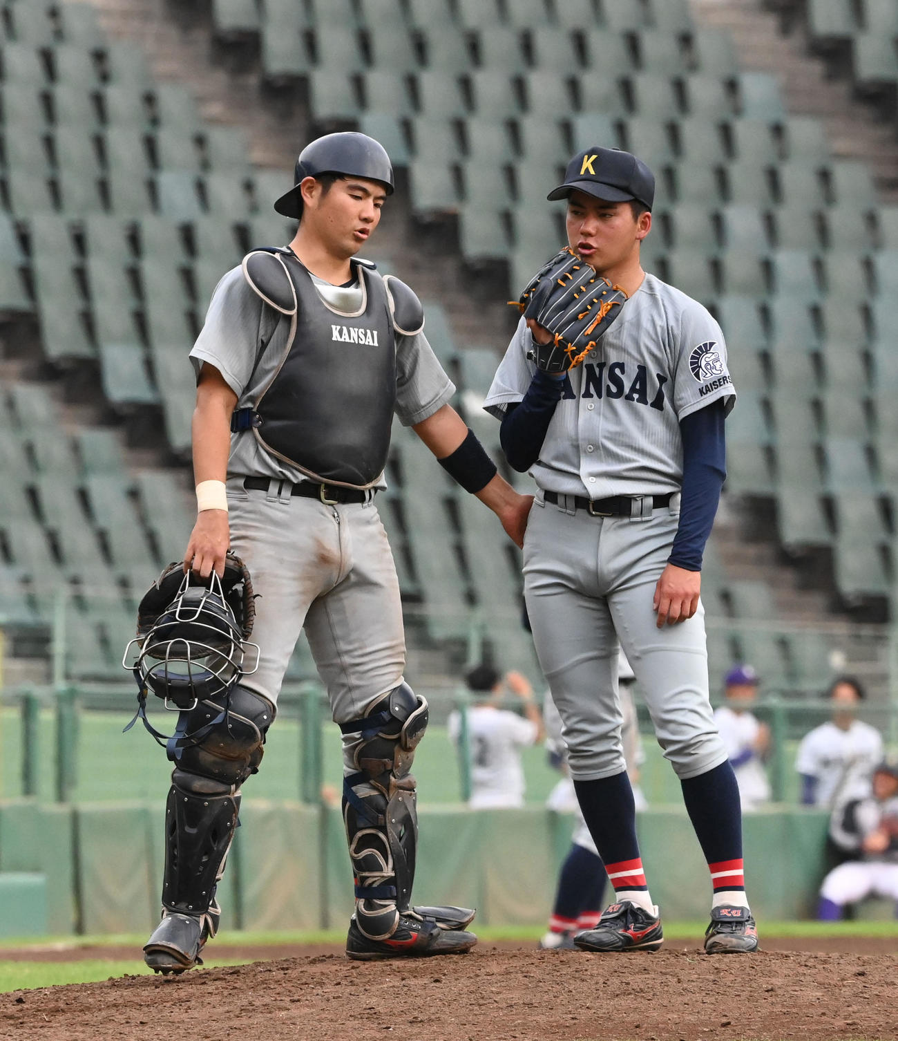 天理大対関大　5回表天理大2死一、二塁、マウンドの金丸（右）へ駆けよる有馬（撮影・滝沢美穂子