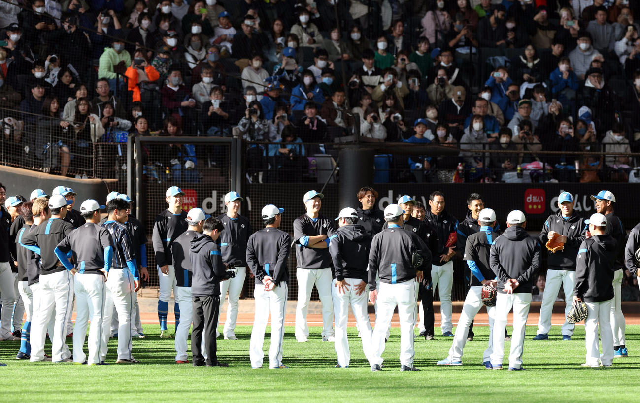 試合前、侍ジャパン合流のためあいさつをする日本ハム万波（右）（撮影・佐藤翔太）