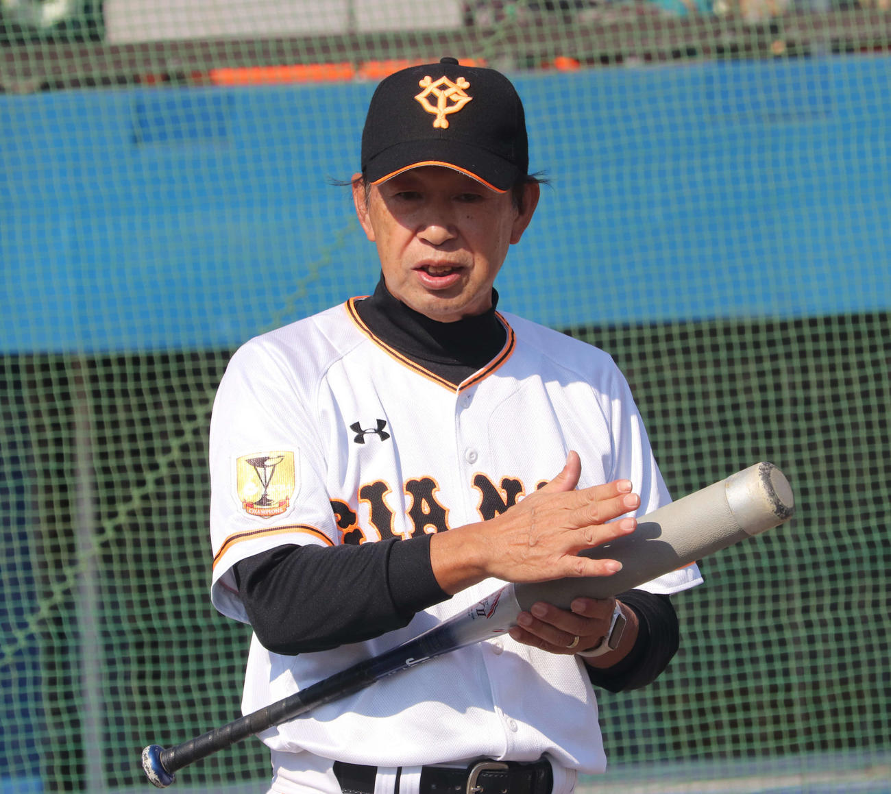 長嶋茂雄少年野球教室で野球少年に指導する巨人OBの篠塚氏（撮影・小早川宗一郎）