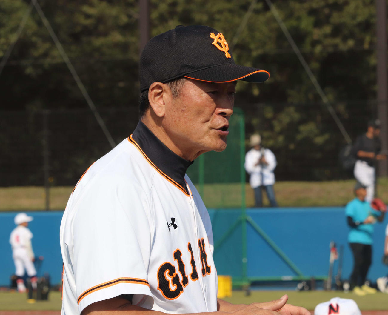 長嶋茂雄少年野球教室で野球少年に指導する巨人OBの中畑氏（撮影・小早川宗一郎）