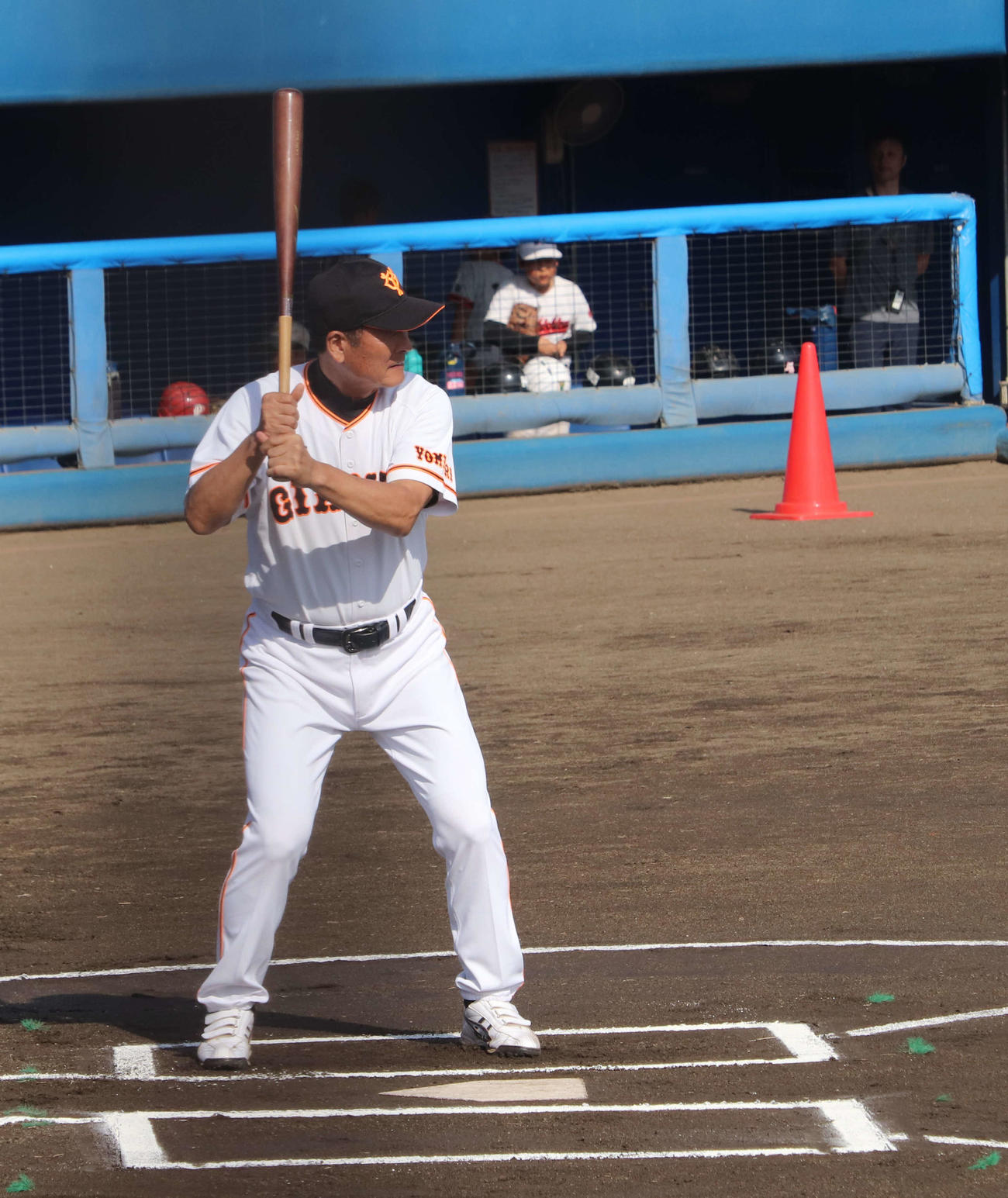 長嶋茂雄少年野球教室のエキシビジョンマッチで打席に立つ巨人OBの中畑氏（撮影・小早川宗一郎）
