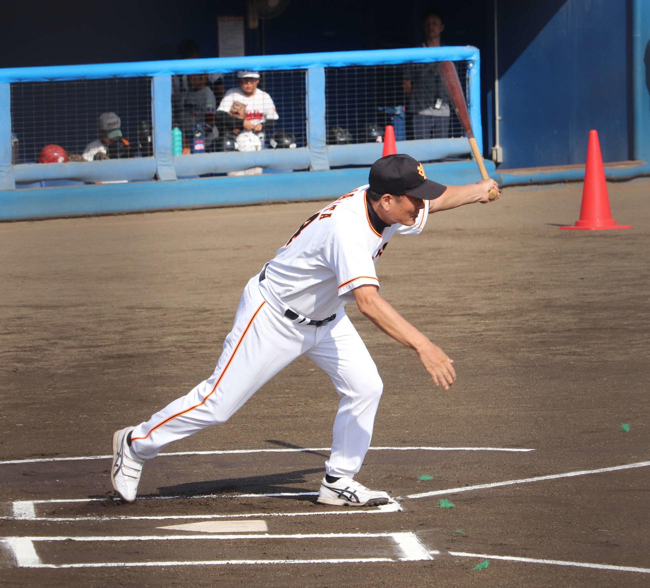 長嶋茂雄少年野球教室のエキシビジョンマッチで打席に立つ巨人OBの中畑氏（撮影・小早川宗一郎）