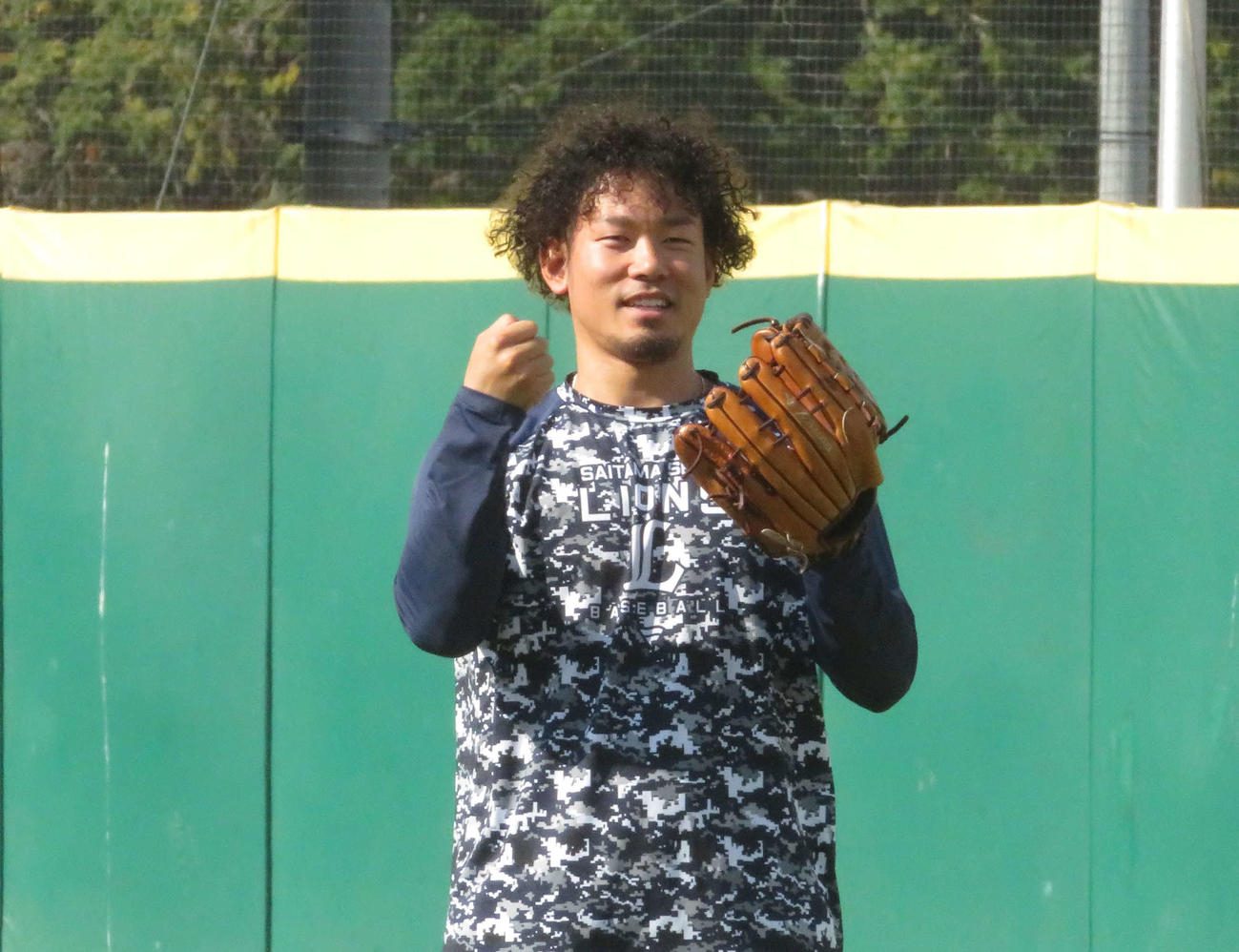 キャッチボールなどで体を動かす西武田村（撮影・金子真仁）
