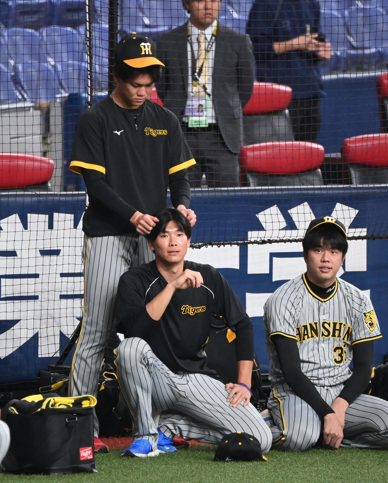 及川に毛繕い？　をしてもらう阪神湯浅（撮影・和賀正仁）