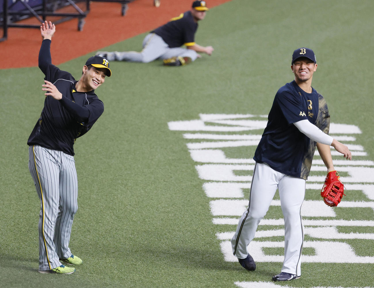 オリックス対阪神　談笑する阪神木浪（左）とオリックス頓宮（撮影・藤尾明華）