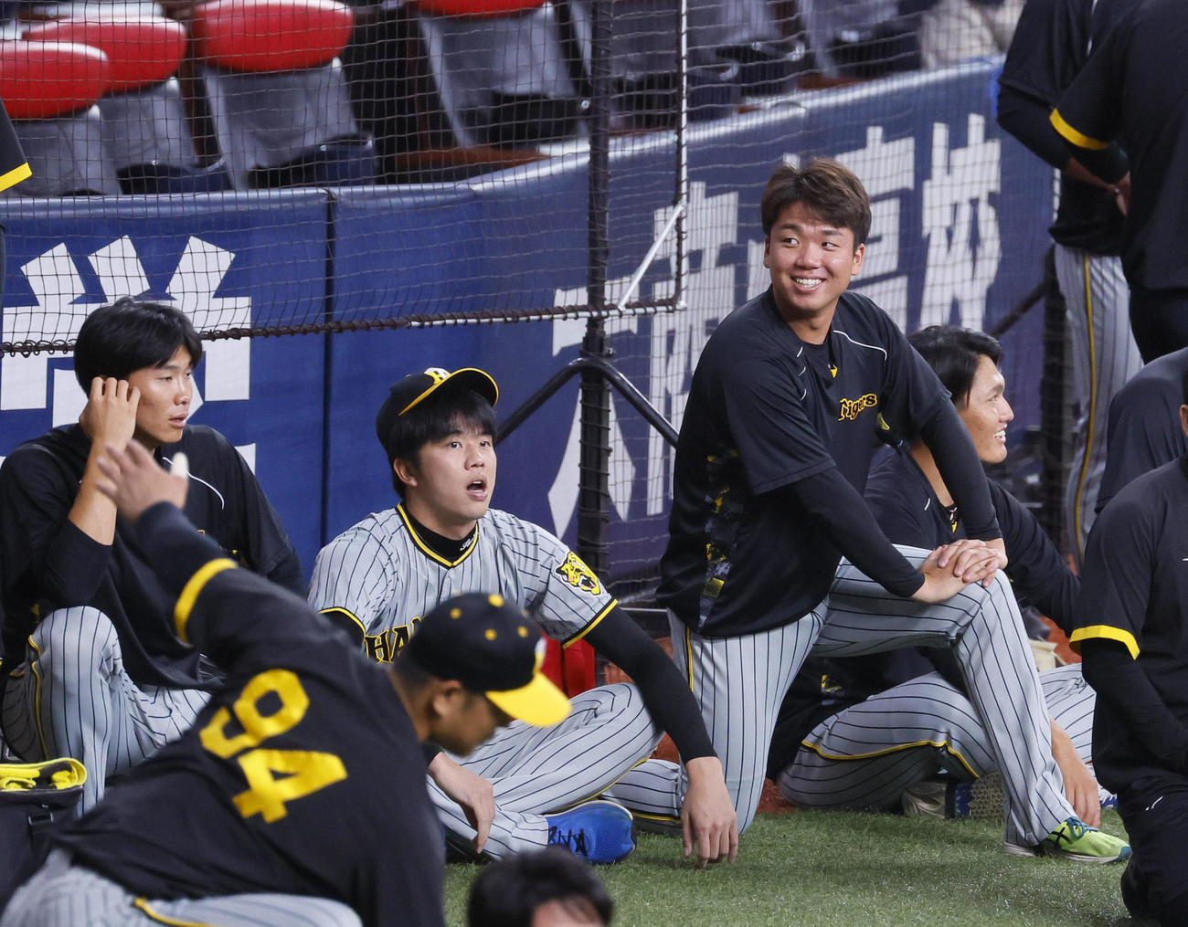 オリックス対阪神　リラックスした表情を見せる阪神村上（左から3人目）（撮影・藤尾明華）