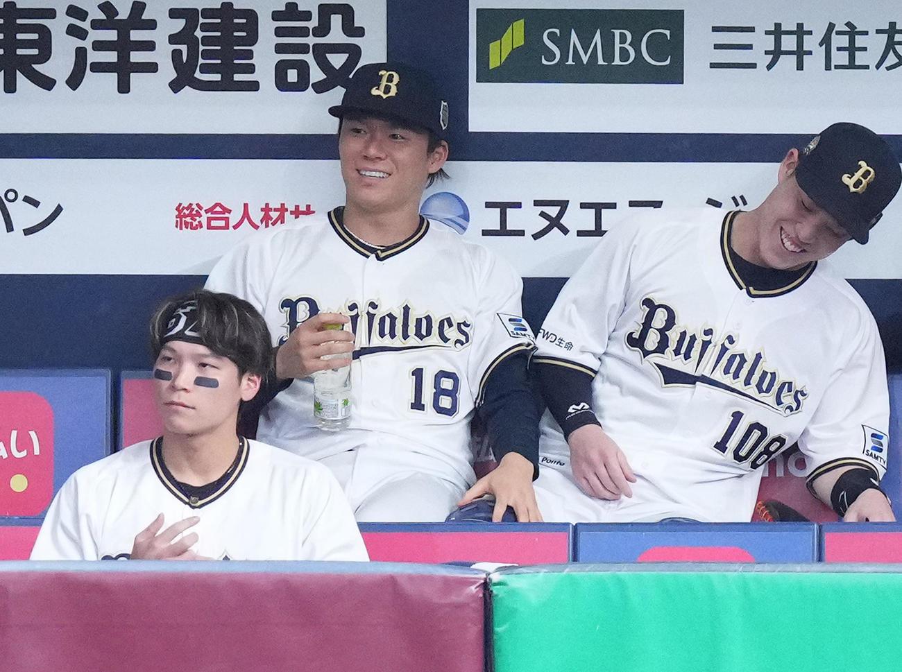 オリックス対阪神　試合前、ベンチで笑顔を見せるオリックス山本（中央）（撮影・菅敏）
