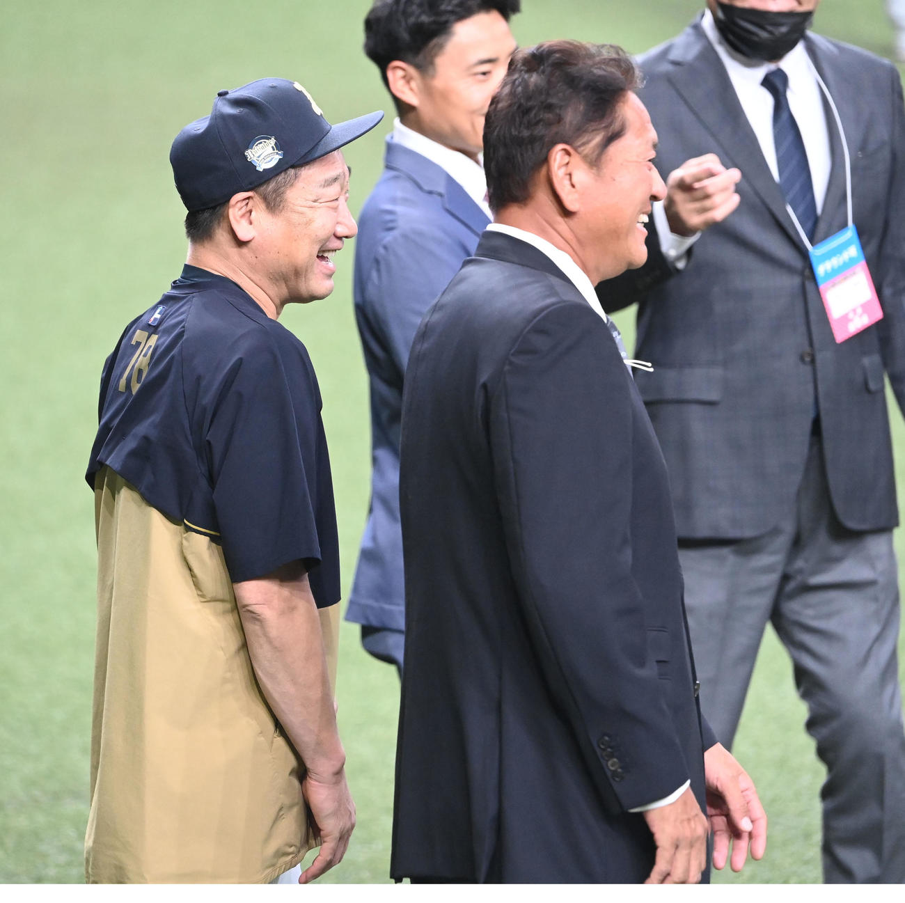 試合前に談笑する佐々木主浩氏とオリックス中嶋監督（撮影・和賀正仁）