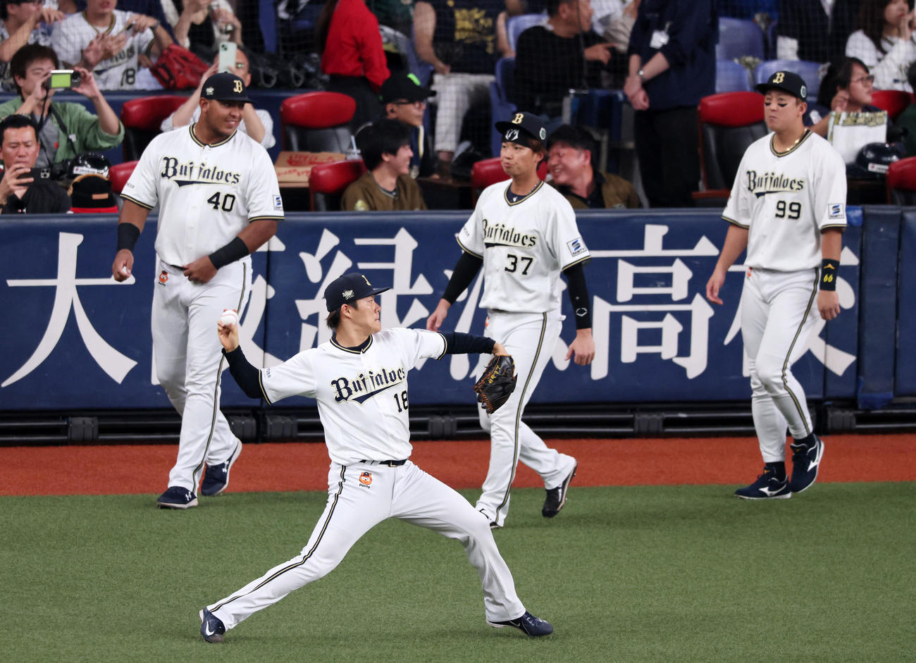 オリックス対阪神　登板前のキャッチボールをする山本（撮影・加藤哉）