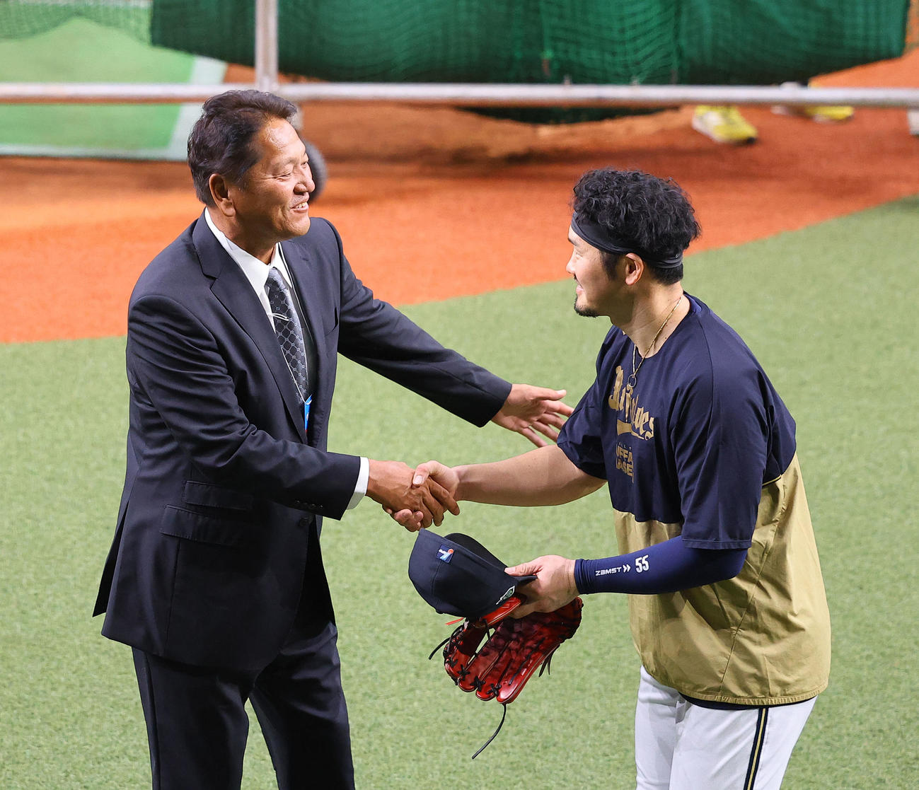 オリックス対阪神　握手を交わす佐々木氏（左）とオリックスT－岡田（撮影・藤尾明華）