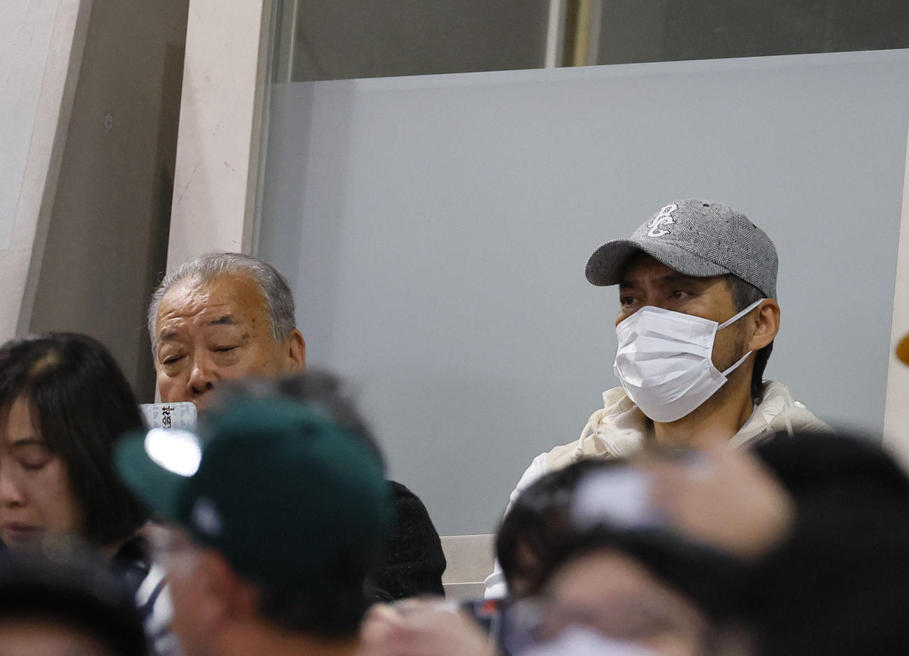 オリックス対阪神　試合観戦に訪れた俳優の渡辺謙さん（右）と福本豊氏（撮影・藤尾明華）