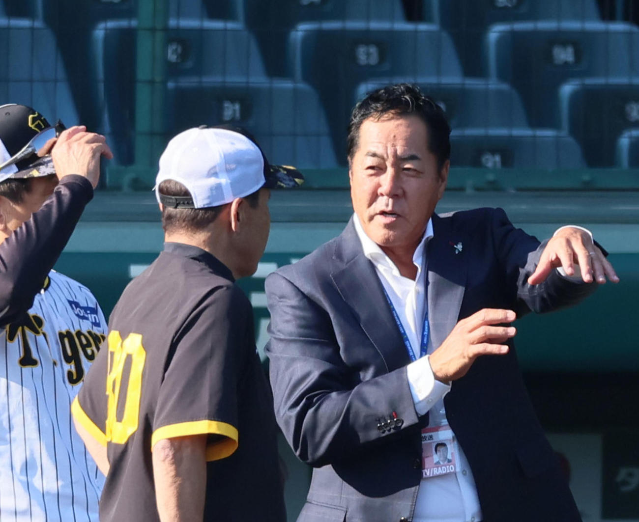 岡田監督（左）と言葉を交わす中西清起氏（2023年10月撮影）