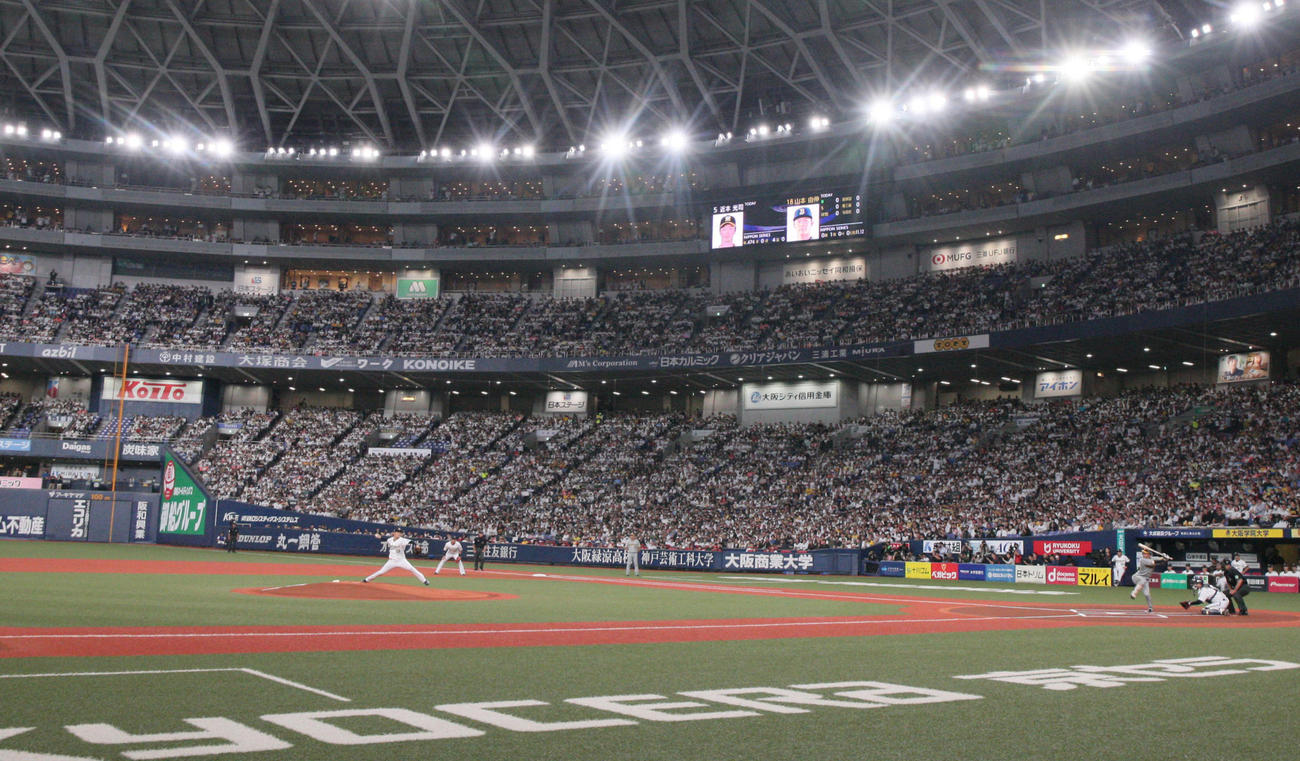 オリックス対阪神　1回表阪神無死、打者近本に投げ込むオリックス先発山本（撮影・上山淳一）