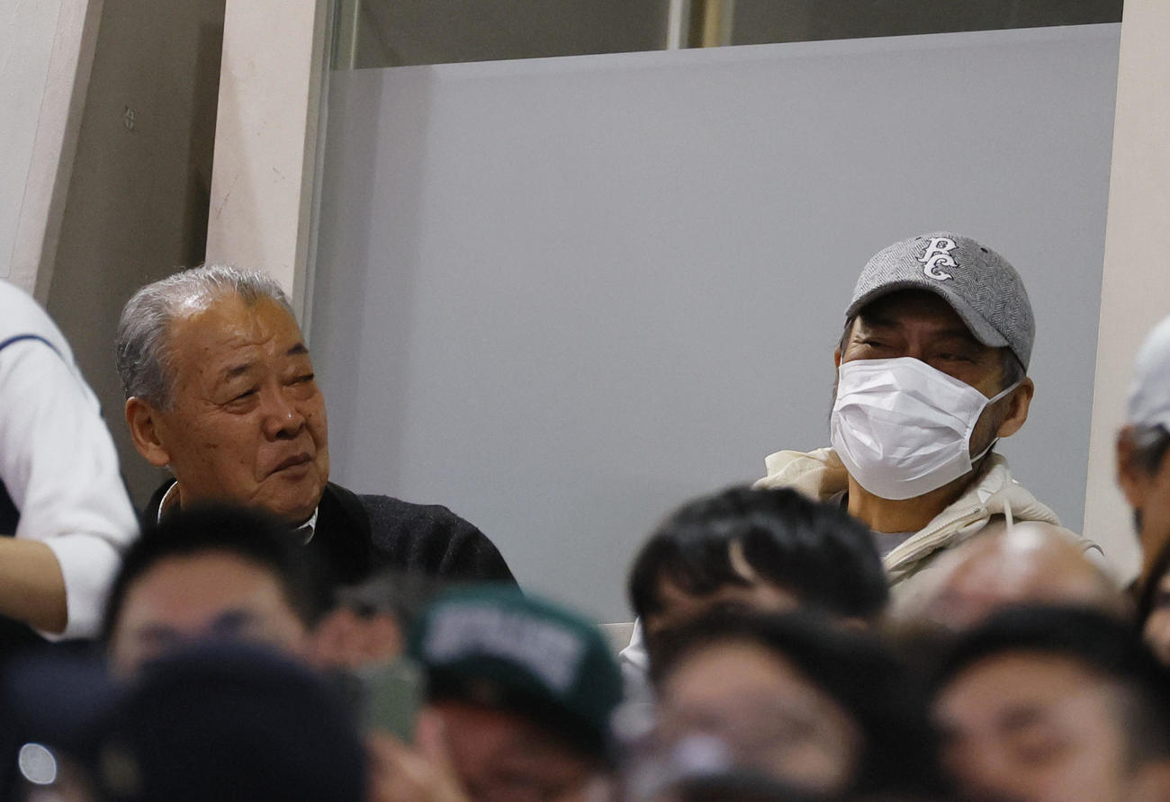 オリックス対阪神　試合観戦に訪れた俳優の渡辺謙（右）と福本豊氏（撮影・藤尾明華）