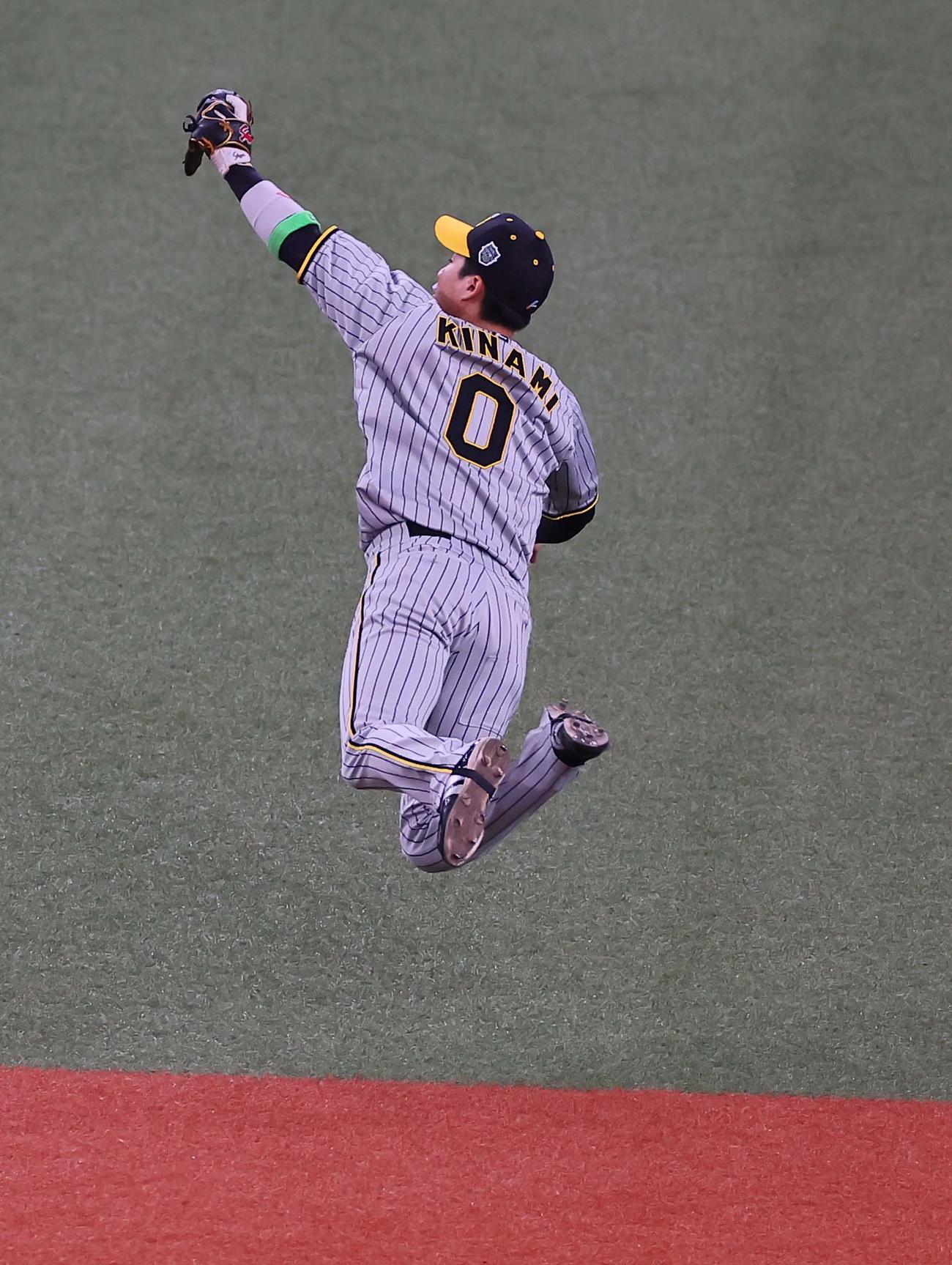 オリックス対阪神　1回裏オリックス2死一、三塁、木浪は頓宮の打球を好捕する（撮影・上田博志）