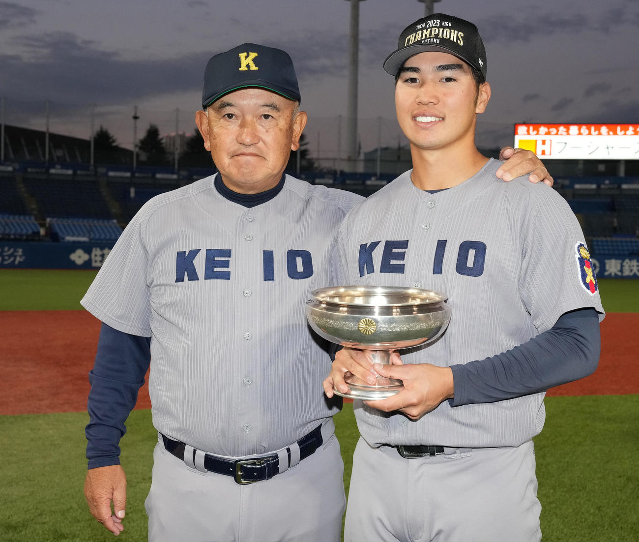 2023年10月30日、優勝し、堀井監督と記念撮影する慶大・広瀬（右）