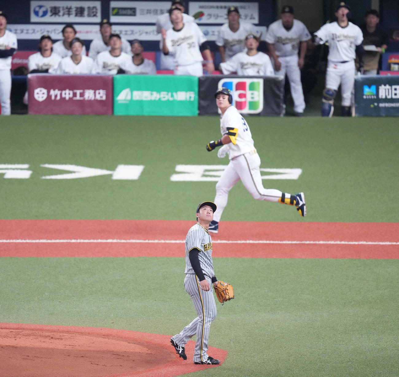 オリックス対阪神　2回裏オリックス無死一塁、杉本（奥）の天井に入る打球を見上げる村上（撮影・菅敏）