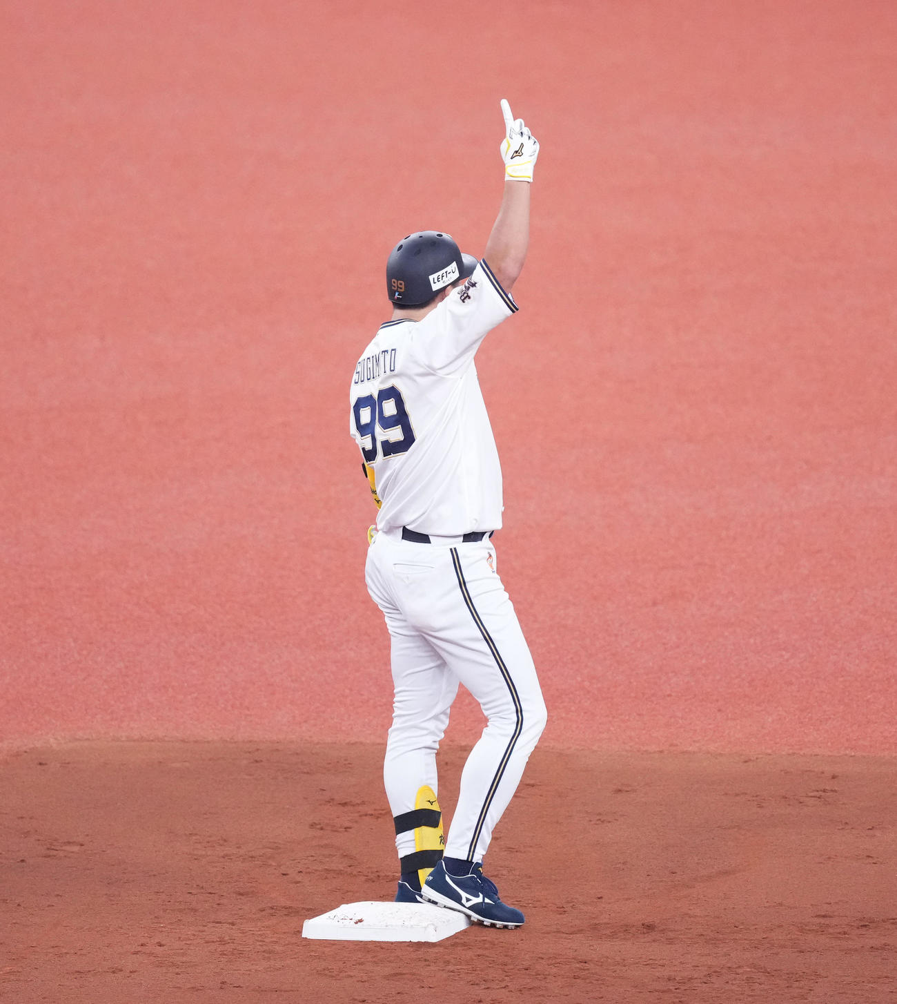 2回裏オリックス無死一塁、天井に打球が入り、本塁打とアピールする杉本（撮影・菅敏）