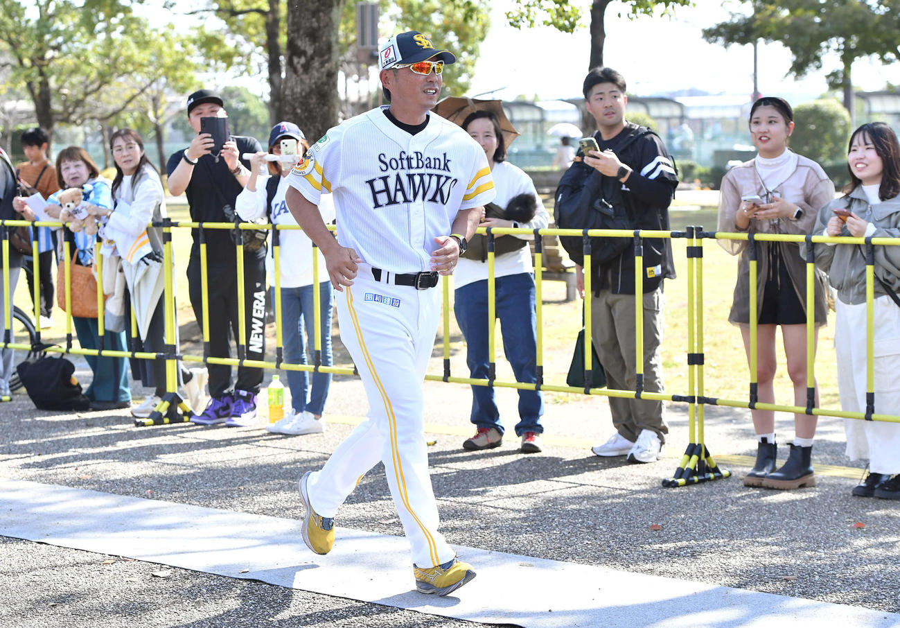 野手陣の400メートル走を見終えて走って移動する小久保監督（撮影・岩下翔太）
