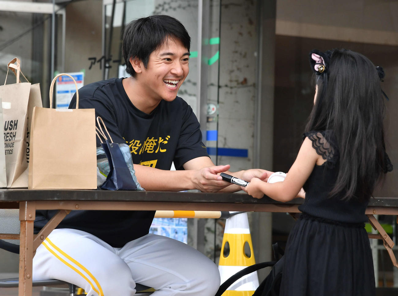 笑顔でサイン会を行う柳町（撮影・岩下翔太）