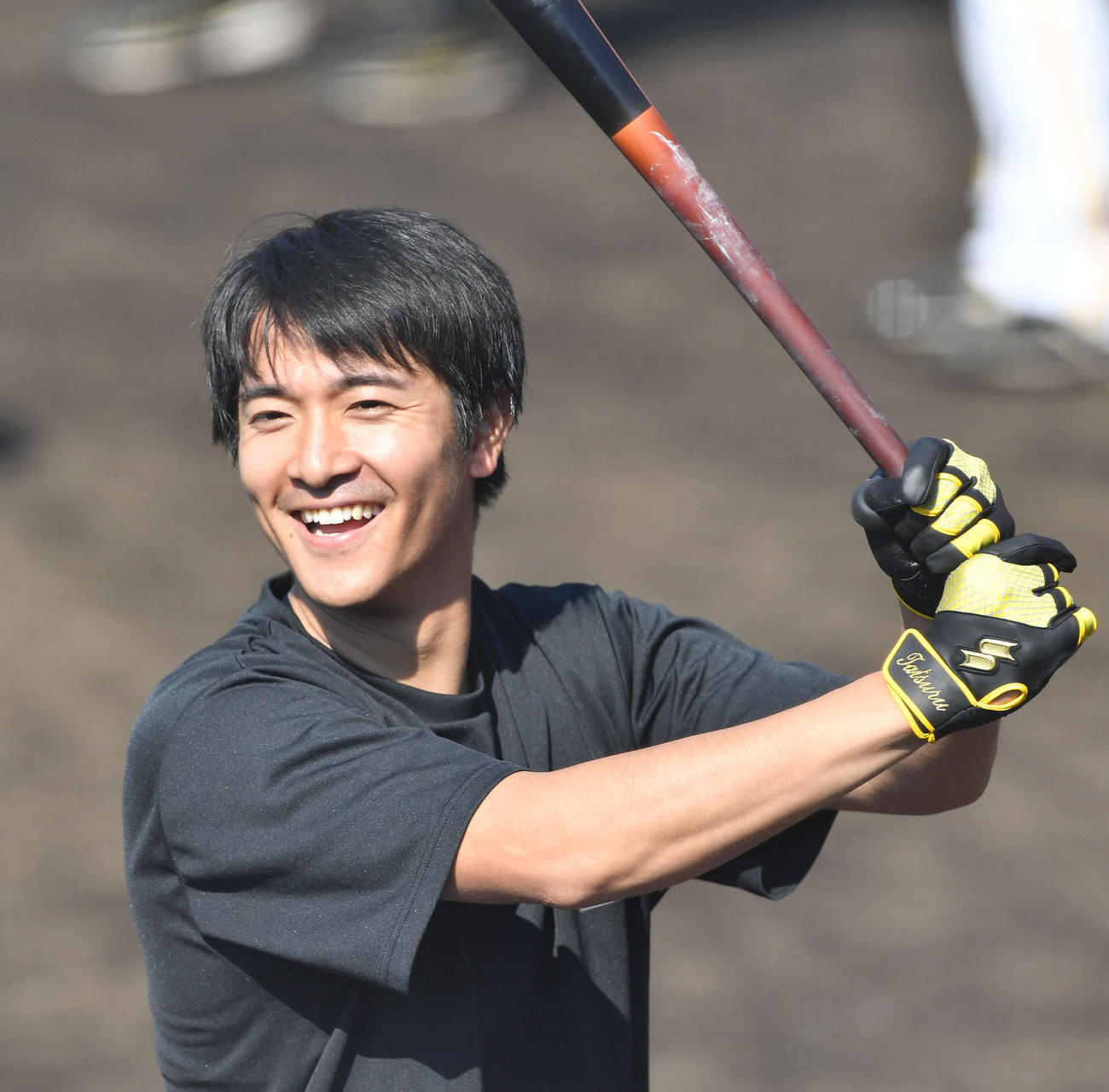 笑顔でロングティーを行う柳町（撮影・岩下翔太）