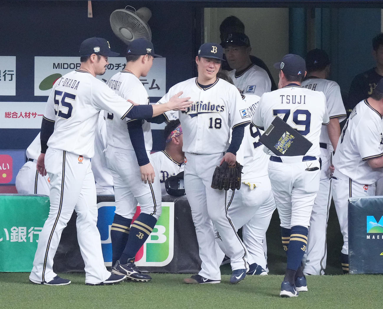 オリックス対阪神　4回表阪神2死一、三塁、近本の右飛の判定に阪神からリクエストが入るも判定は変わらずホッとした表情を見せる山本（中央）（撮影・菅敏）