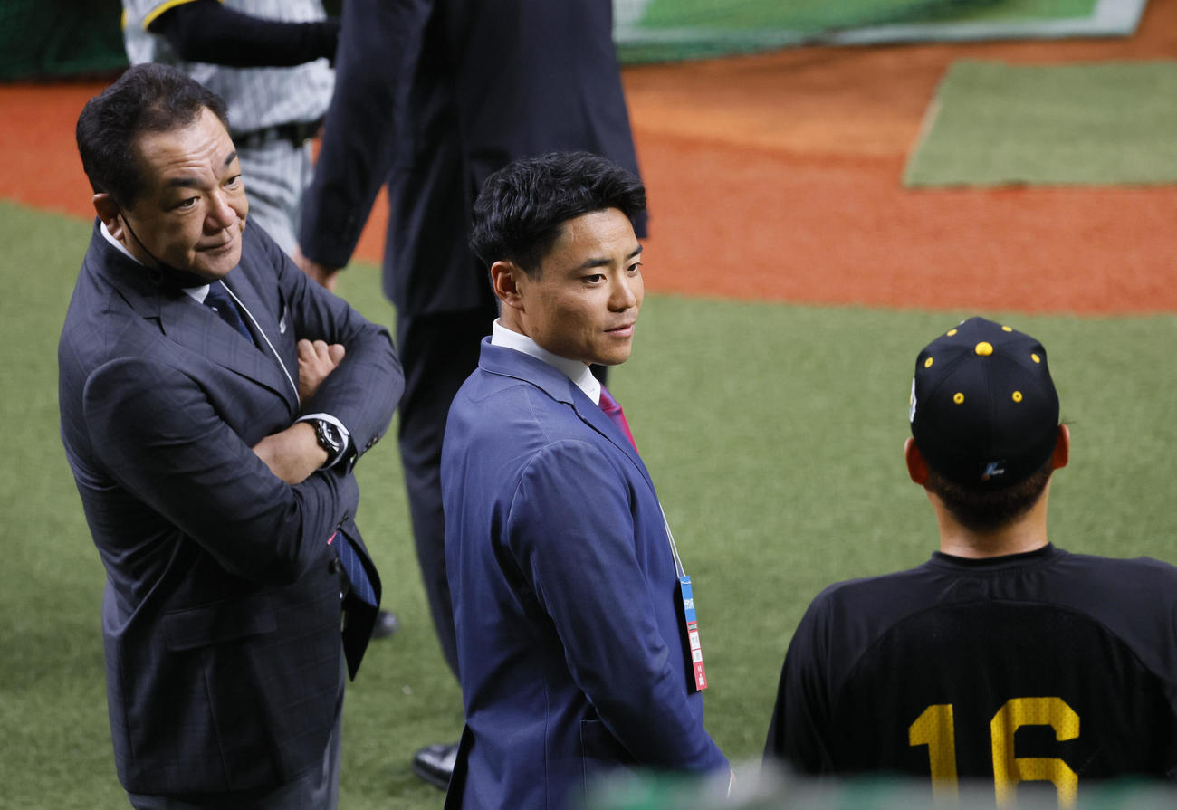 オリックス対阪神　阪神西勇輝と話をする（左から）槙原氏とヤクルト中村（撮影・藤尾明華）