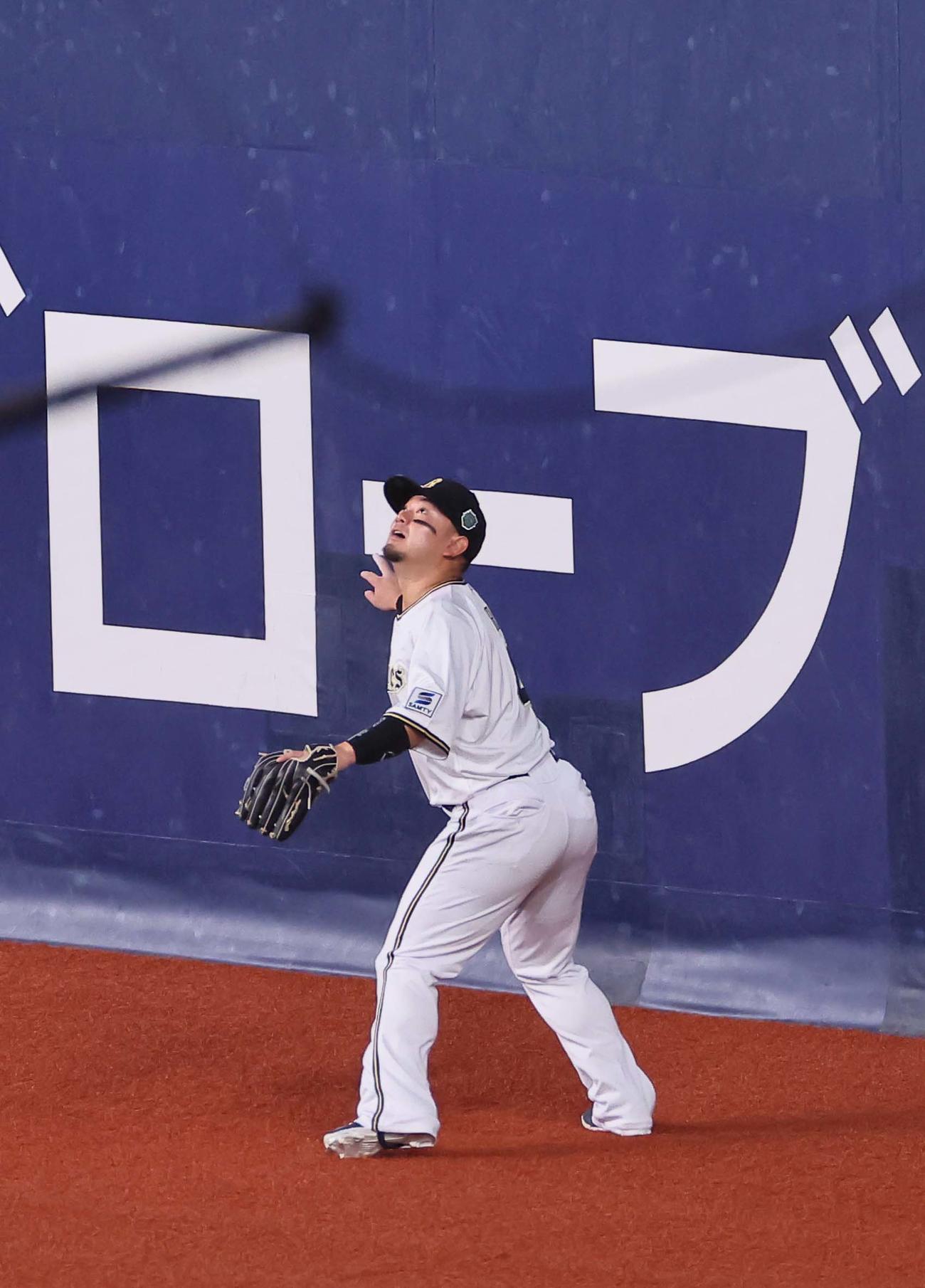 日本シリーズ第6戦　オリックス対阪神　4回表阪神2死一、三塁、森は近本の右飛を好捕する。岡田監督がリクエストするも判定はアウト（撮影・上田博志）