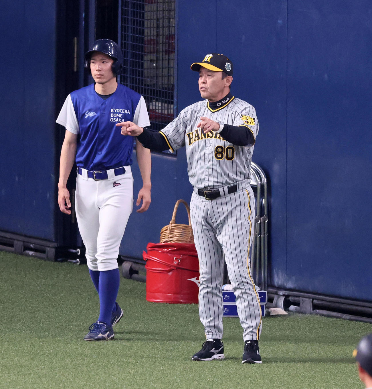 オリックス対阪神　4回表阪神2死一、三塁、岡田監督は近本の右飛判定についてリクエストでリプレー検証を求めた（撮影・加藤哉）