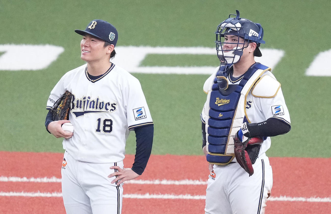 オリックス対阪神　4回表阪神2死一、三塁、近本の右飛の判定が阪神からリクエストが入り、外野のスクリーンを見ながら苦笑いを浮かべる山本（左）（撮影・菅敏）