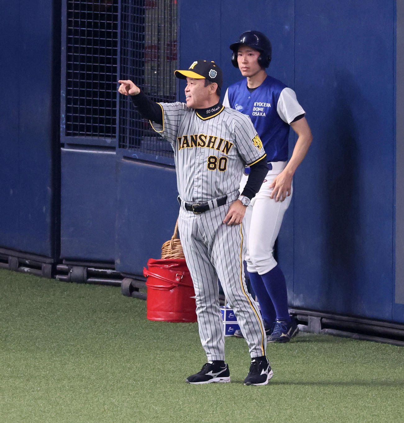 オリックス対阪神　4回表阪神2死一、三塁、岡田監督は近本の右飛をについて球審へ何事かを告げる（撮影・加藤哉）