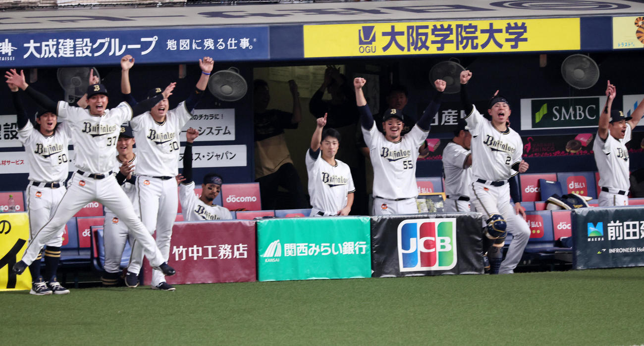 オリックス対阪神　5回裏オリックス1死二塁、紅林の左越え2点本塁打にベンチで笑顔を見せるナイン（撮影・加藤哉）