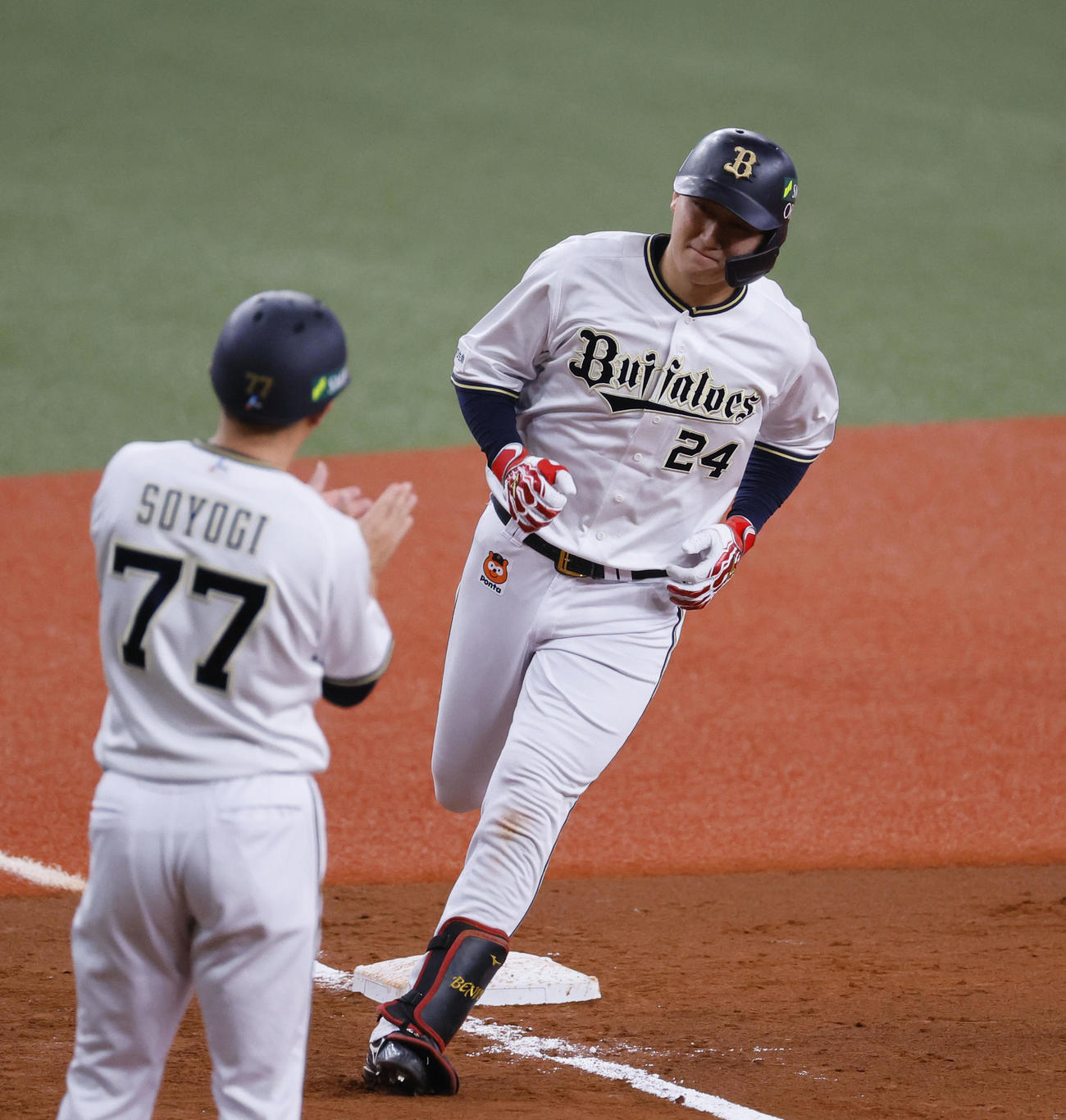オリックス対阪神　5回表オリックス1死二塁、左中間に2点本塁打を放ち三塁を回る紅林（右）（撮影・藤尾明華）