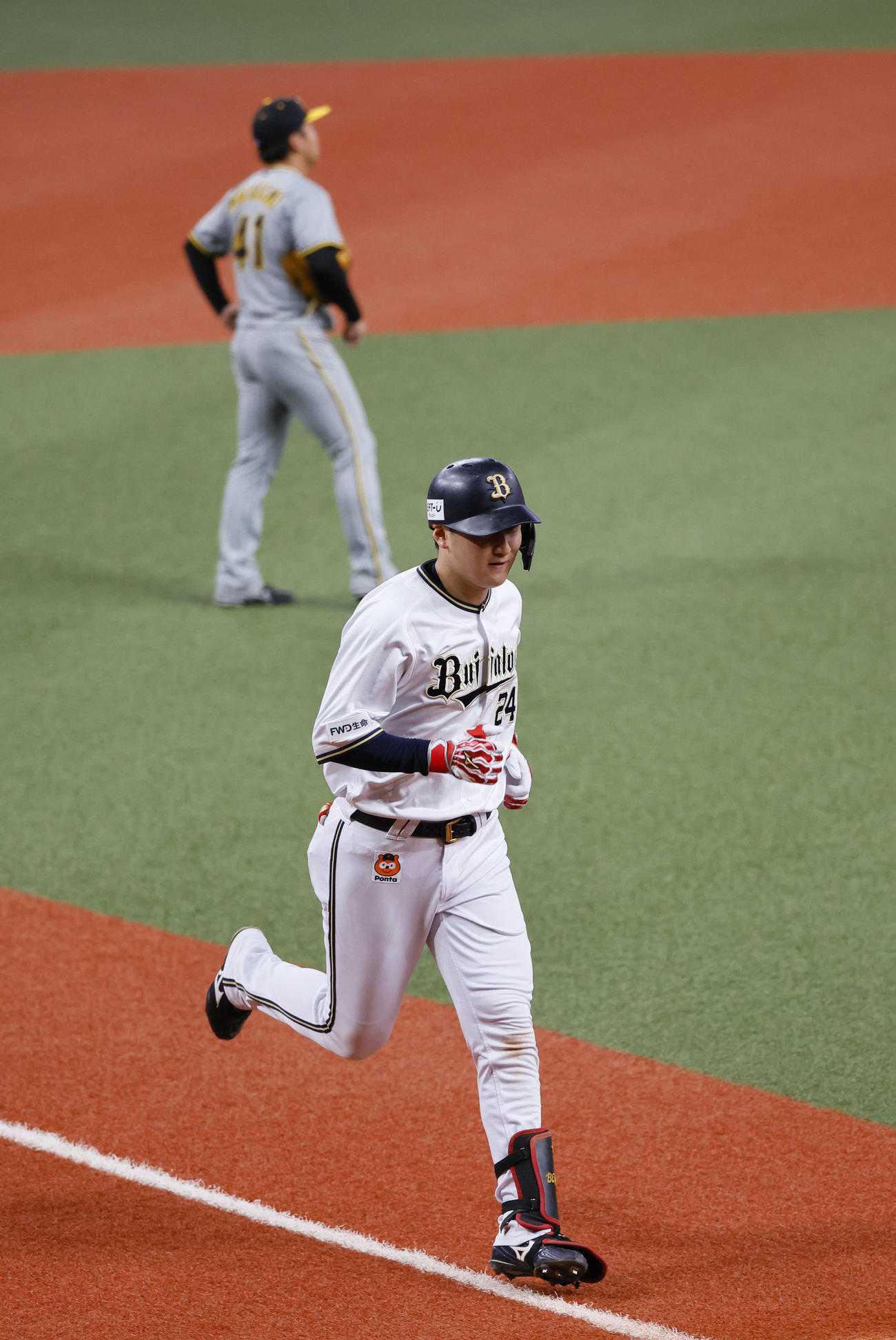 オリックス対阪神　5回表オリックス1死二塁、左中間に2点本塁打を放ちホームに向かう紅林（撮影・藤尾明華）