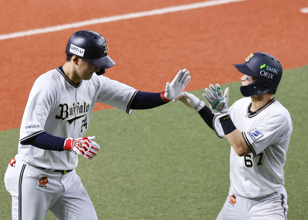 オリックス対阪神　5回表オリックス1死二塁、左中間に2点本塁打を放ち生還し、中川圭（右）とタッチを交わす紅林（撮影・藤尾明華）