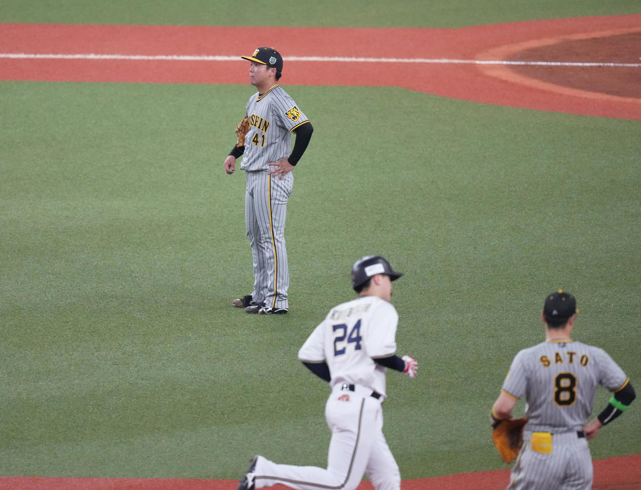 日本シリーズ第6戦　オリックス対阪神　5回裏オリックス1死二塁、紅林（手前）に2点本塁打を打たれ、肩を落とす村上（撮影・菅敏）