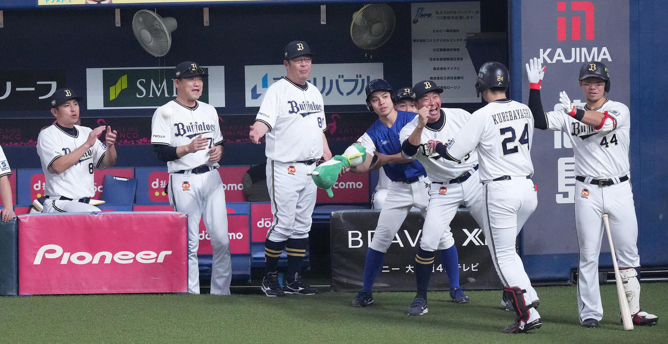 オリックス対阪神　5回裏オリックス1死二塁、2点本塁打を放った紅林（右から2人目）を笑顔で迎える中嶋監督（左から2人目）ら（撮影・菅敏）